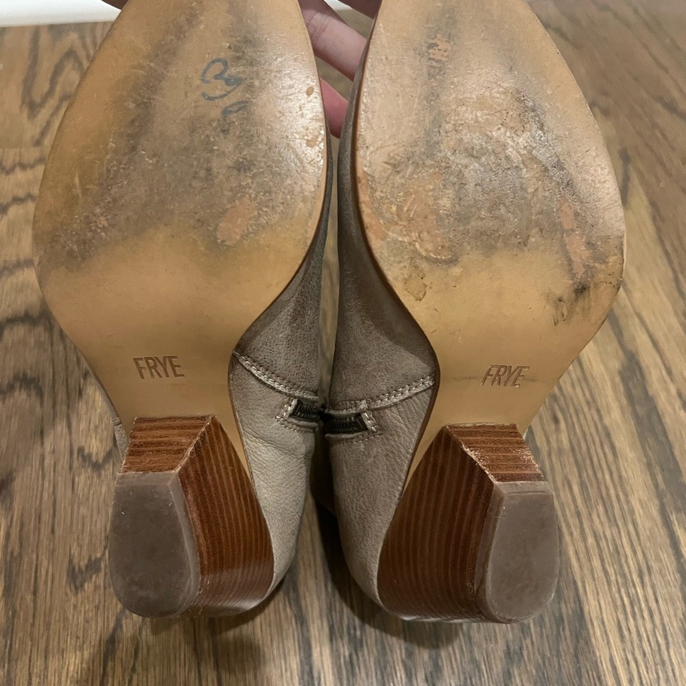Frye Reina Womens Boots Size 8.5 Tan Leather Western Ankle Block Heel Side Zip - Picture 3 of 6